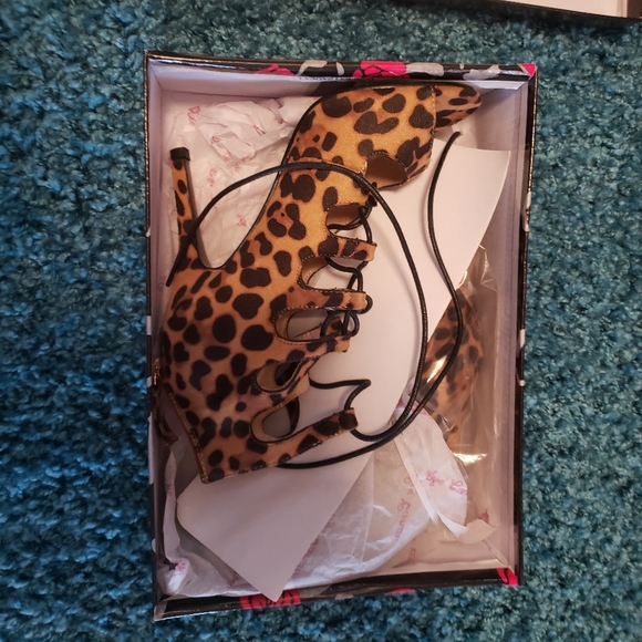 Eye Candy Leopard print heels - Picture 3 of 4